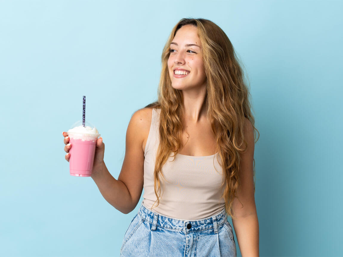 žena s mliečnym šejkom