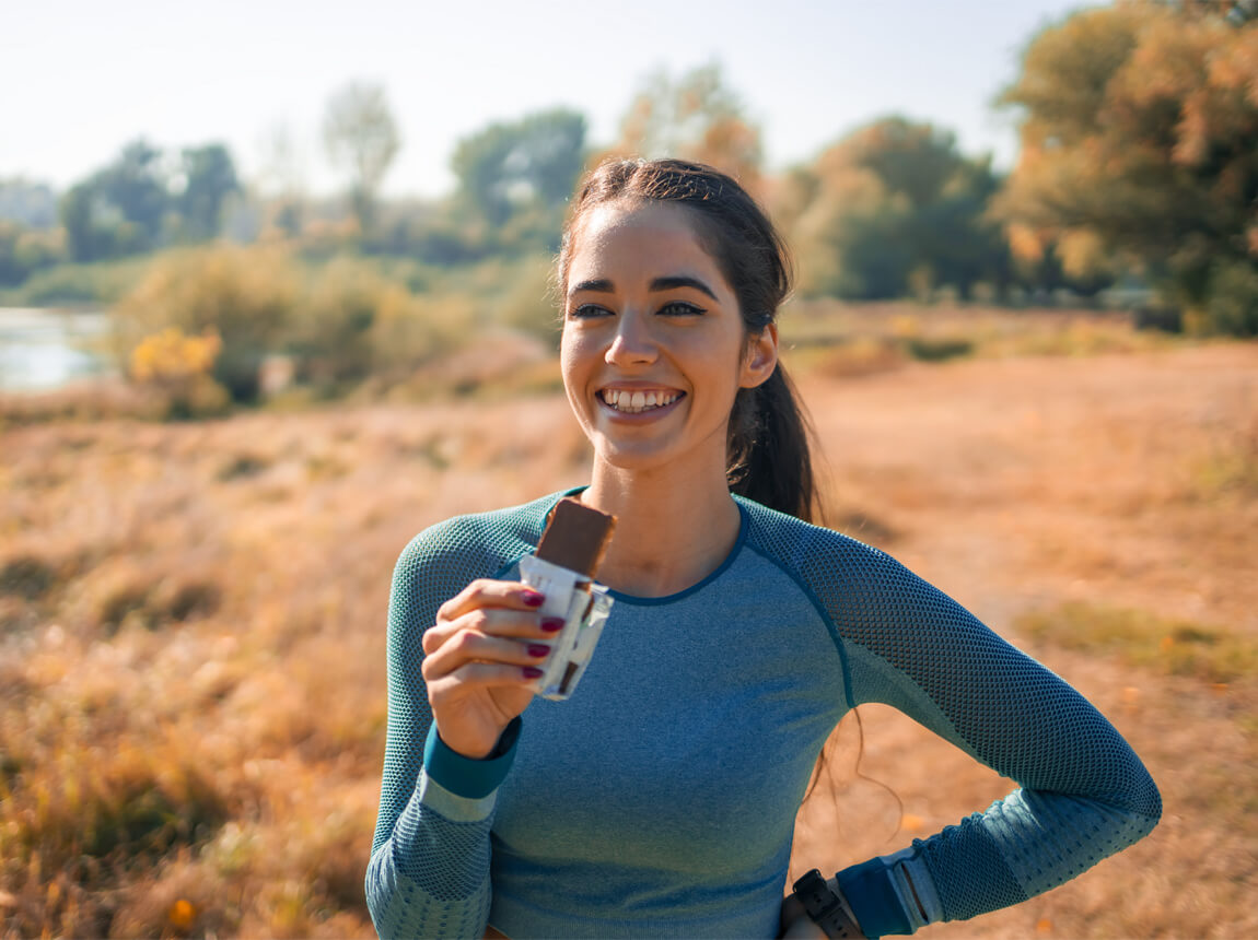 žena s proteínovou tyčinkou 