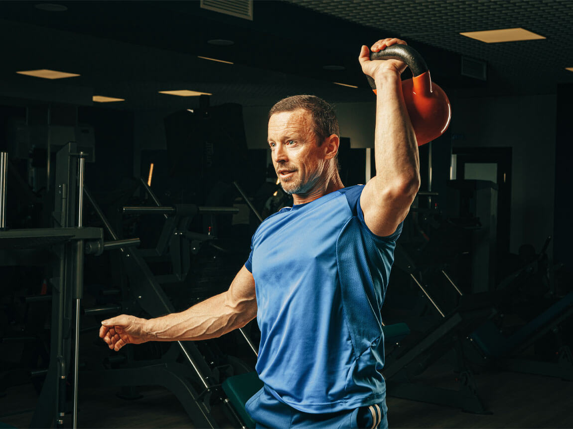 aktívny muž po 50. roku života v posilňovni