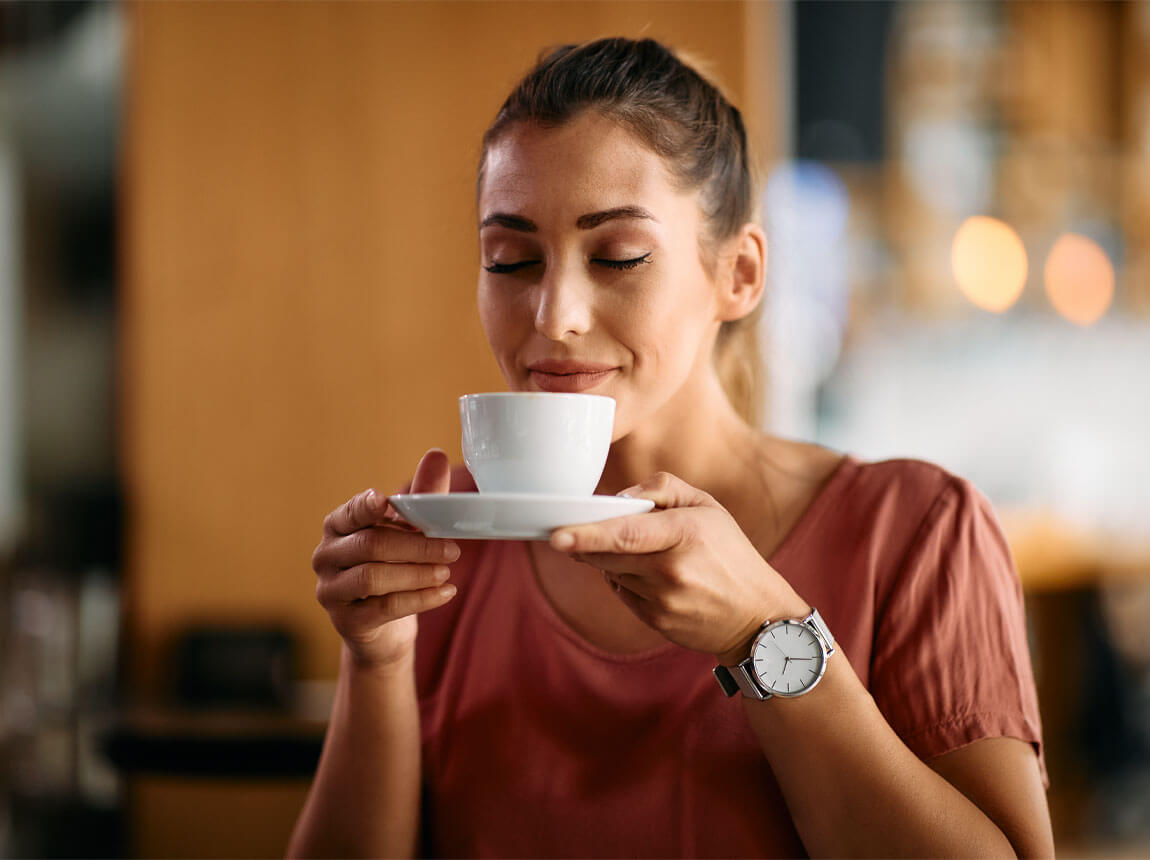 žena s kávou