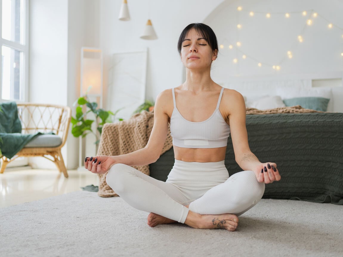 žena - j&oacute;ga doma