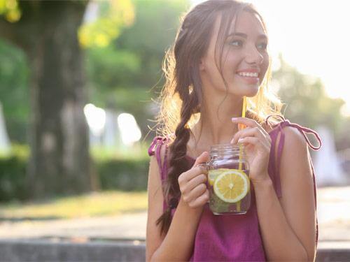 Je pitie vody s citrónom na lačný žalúdok dobrý nápad?