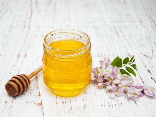 Akácia med – vlastnosti, na čo pomáha