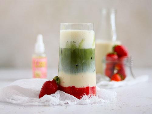Proteínové jahodové matcha latte s príchuťou bielej čokolády – recept