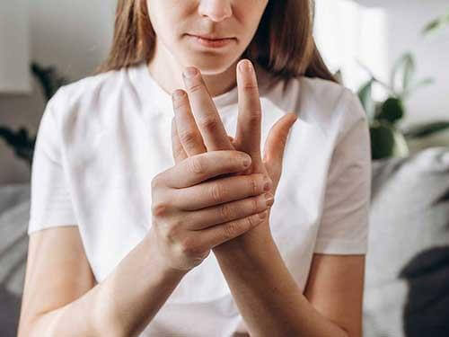 Otrávenie a mravčenie v prstoch na rukách – nedostatok vitamínov a minerálov