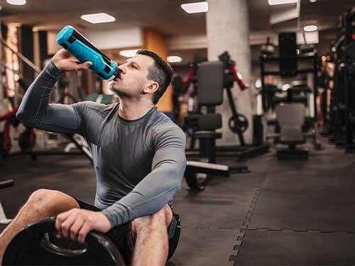 Úloha hydratácie počas cvičenia – koľko piť?