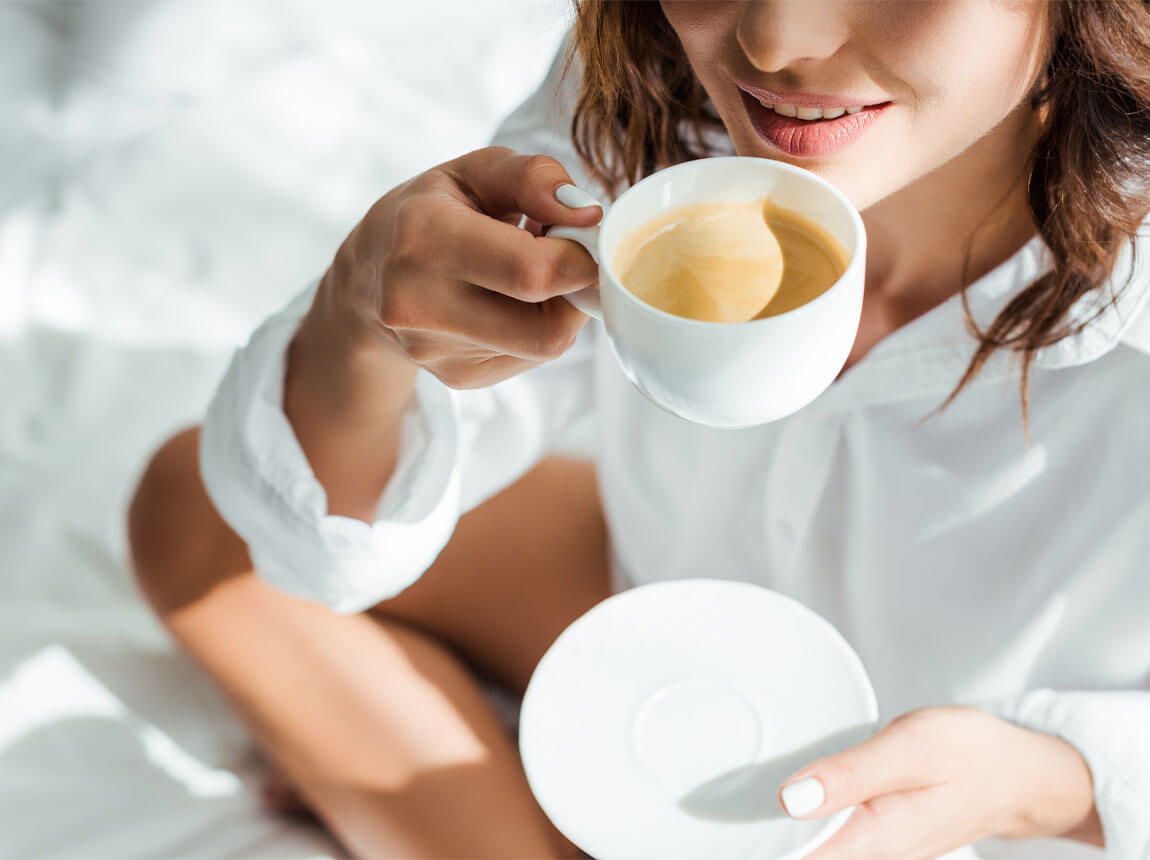 žena s šálkou kávy