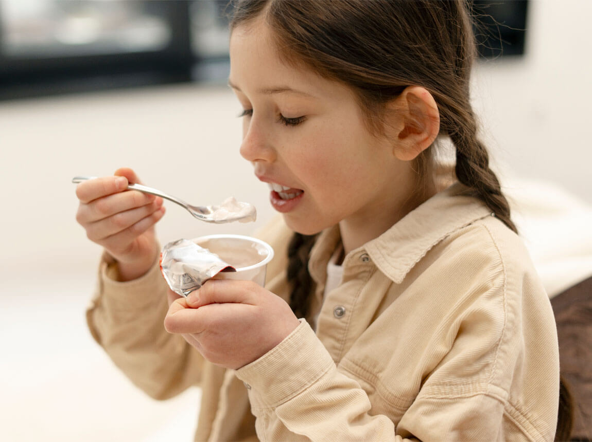 dievčatko s jogurtom – probiotika pre deti
