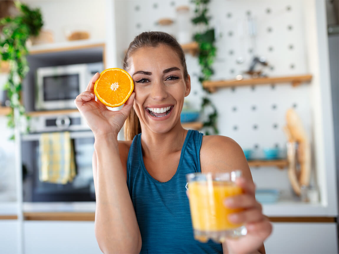 žena s pomarančovým džúsom - vitamin C