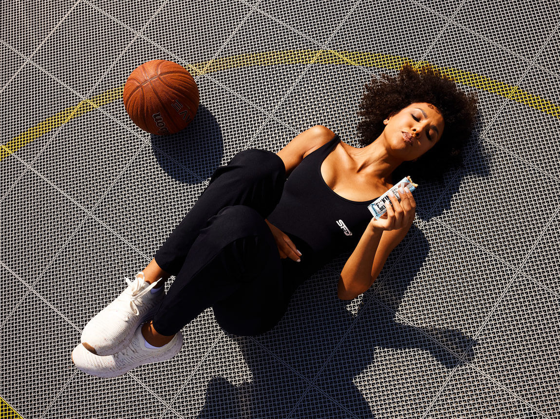 žena s proteínovou tyčinkou 