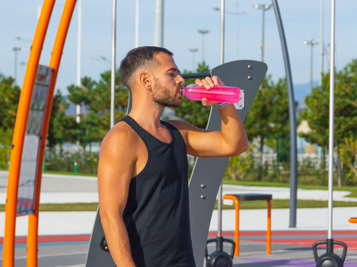 muž s napojom – elektrolyty