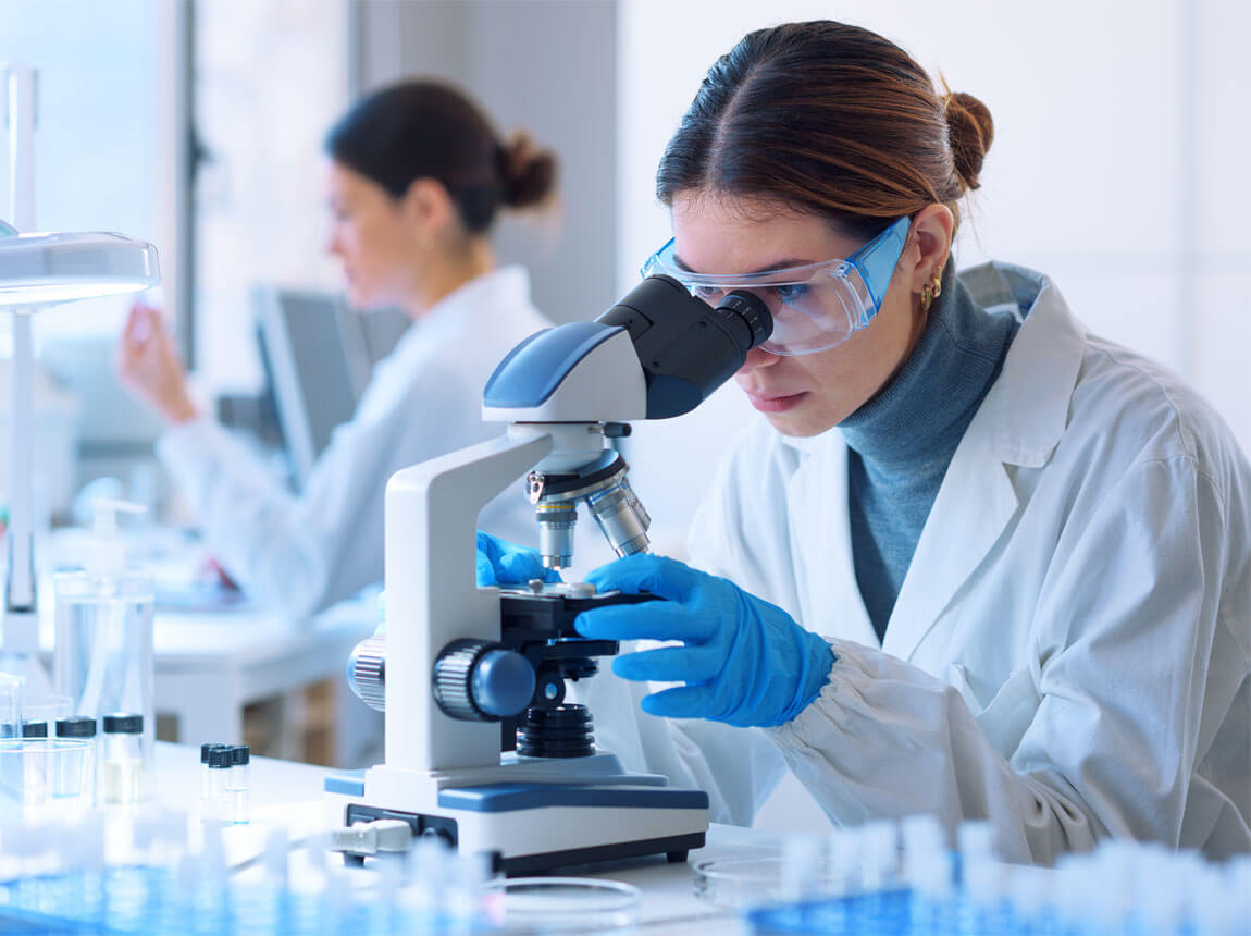 vedec v laboratóriu