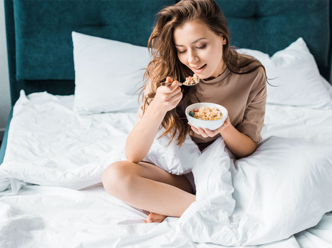 žena s kašou v posteli – ráno