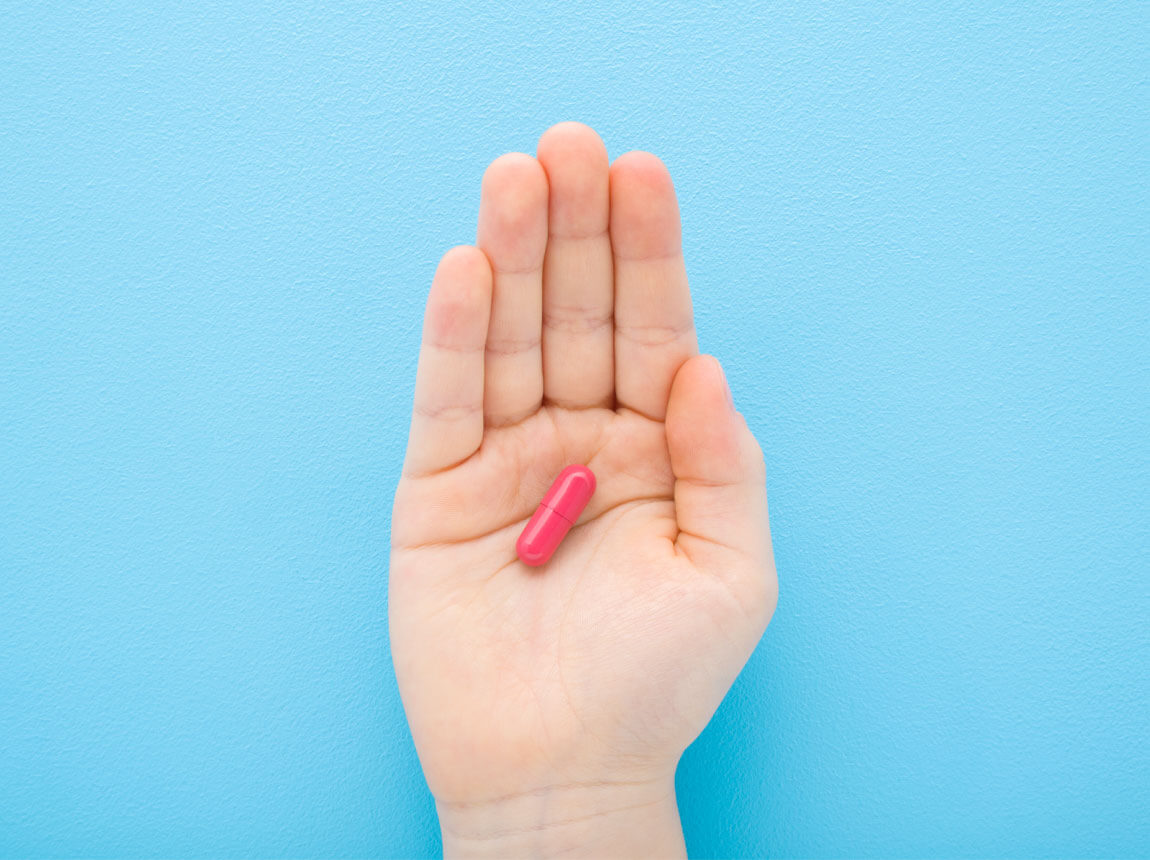 železná kapsula na detskej ruke